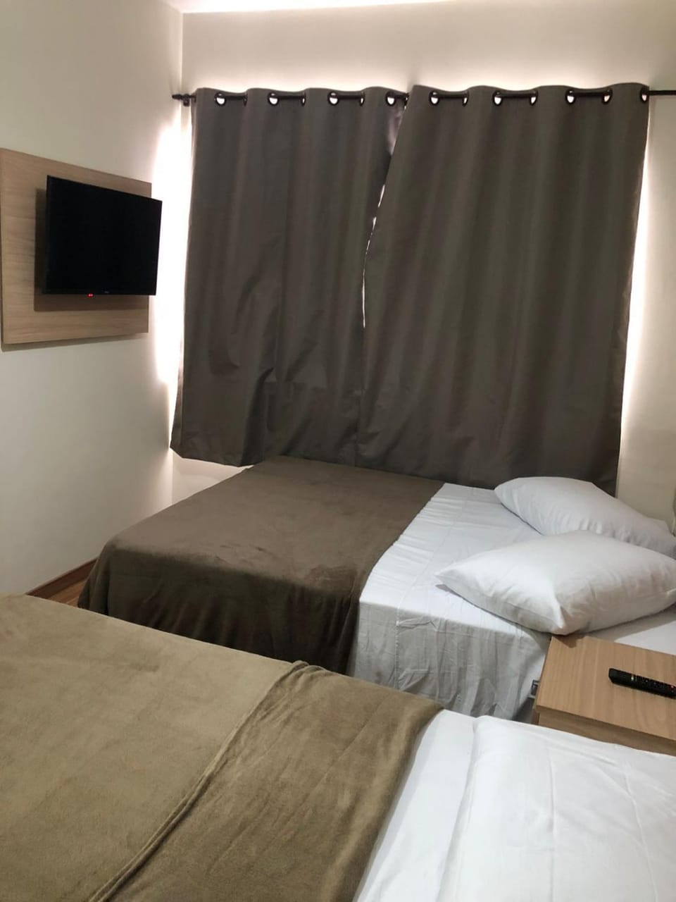 Bed, TV and multimedia, Photo of the whole room, Bedroom
