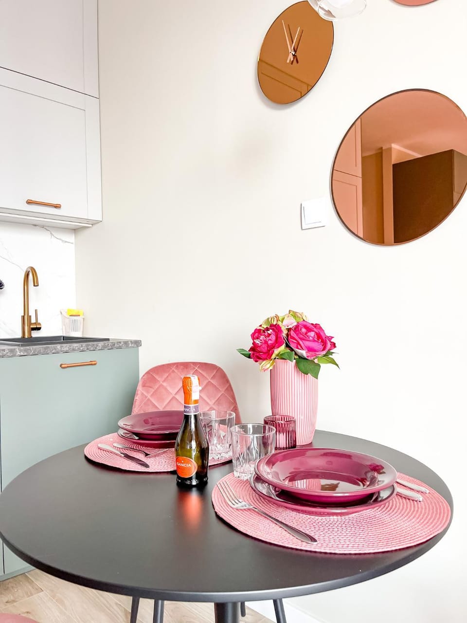 Kitchen or kitchenette, Dining area