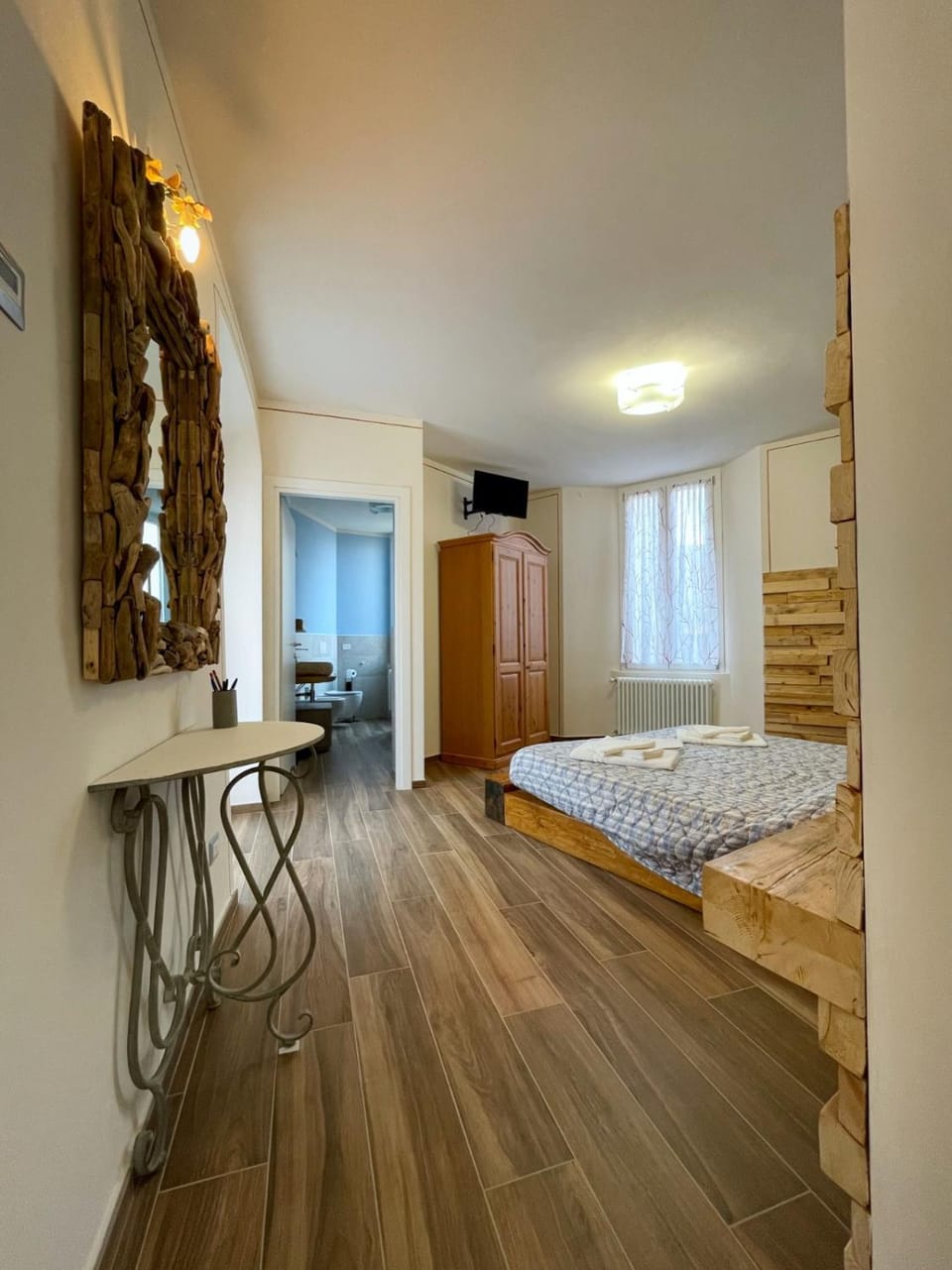 Bed, TV and multimedia, Photo of the whole room, Bedroom, hair dresser, wardrobe