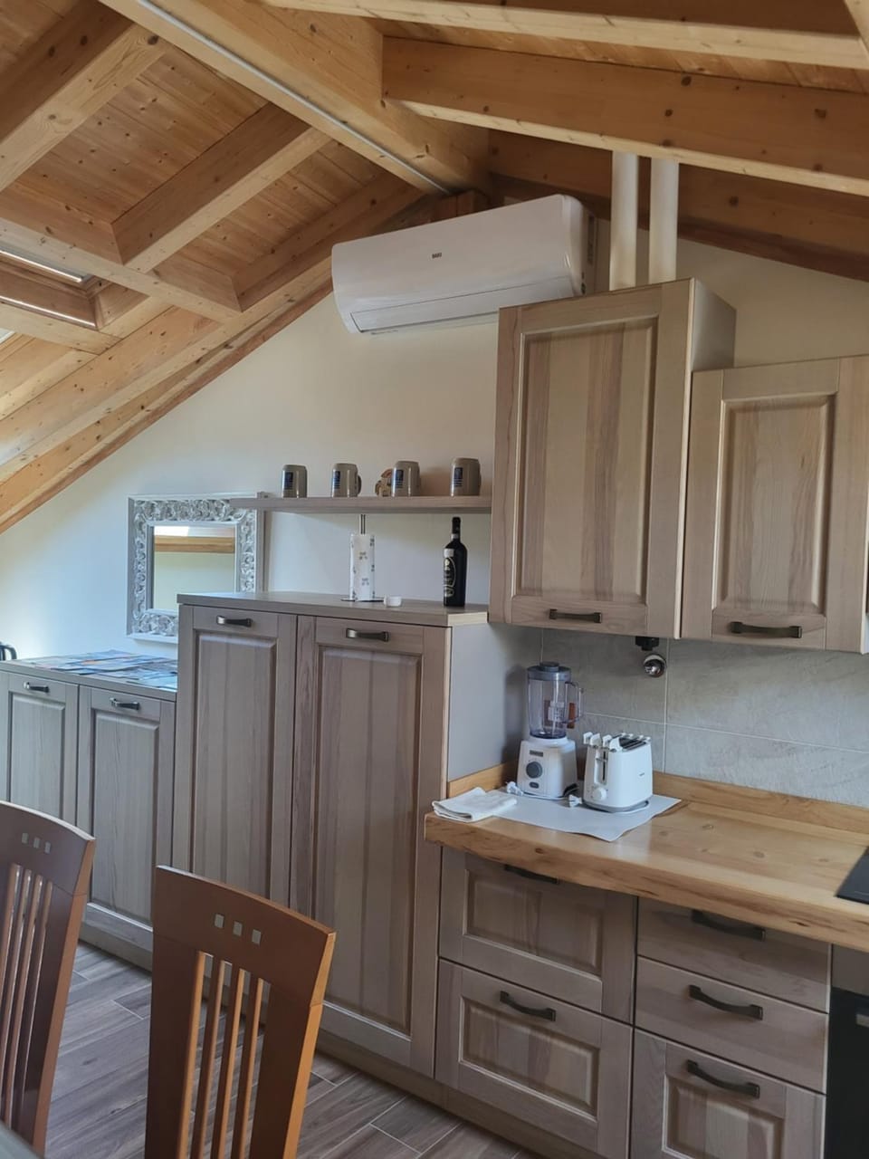 Coffee/tea facilities, Kitchen or kitchenette, Dining area, stove