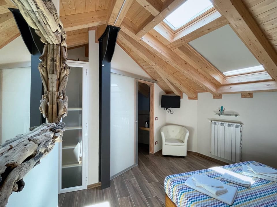 Bed, TV and multimedia, Bedroom, internet
