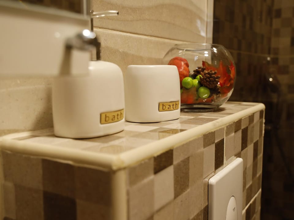 Bathroom, Decorative detail