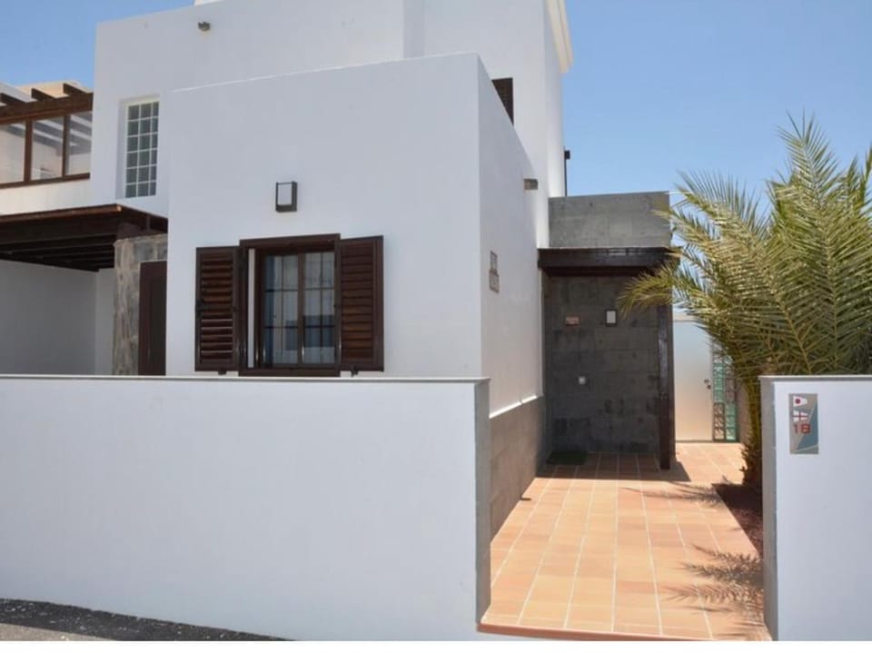 Beautiful and luxurious villa with heated pool and free Wi-Fi in Playa Blanca. Villa in Playa Blanca
