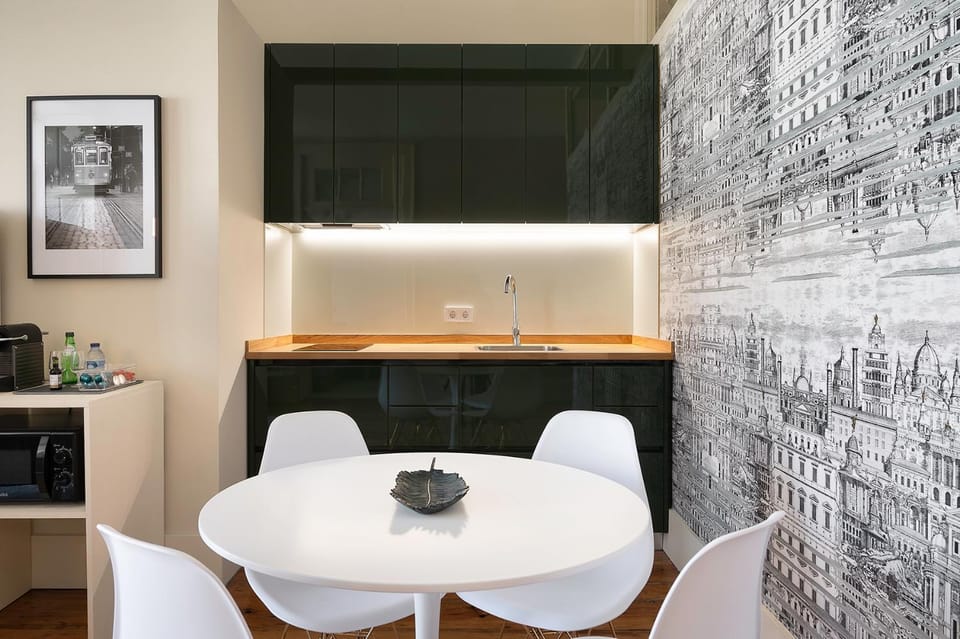 Kitchen or kitchenette, Dining area