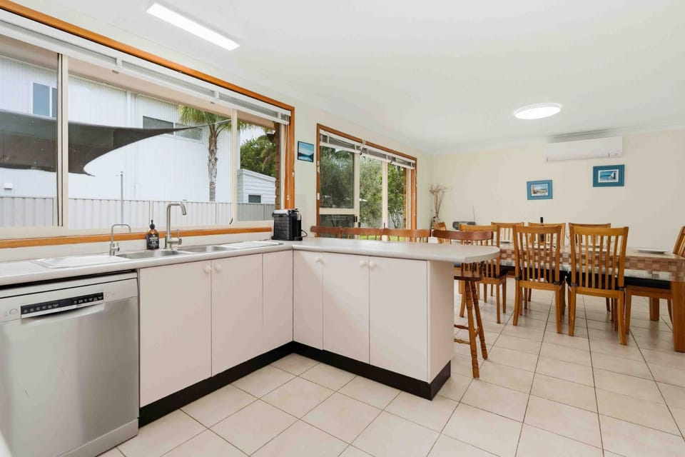 Peace by the Beach by Experience Jervis Bay House in Vincentia