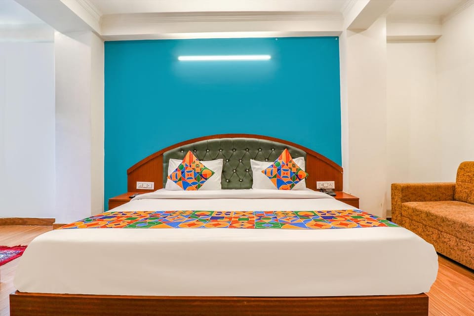 Bed, Seating area, Bedroom