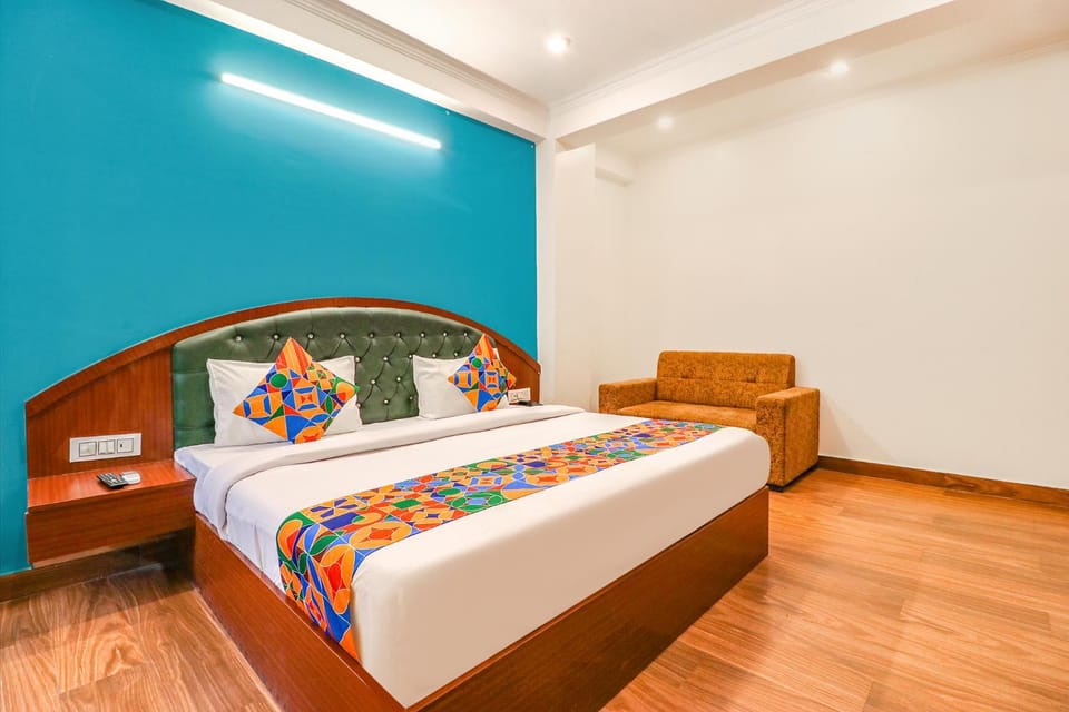 Bed, Photo of the whole room, Seating area, Bedroom