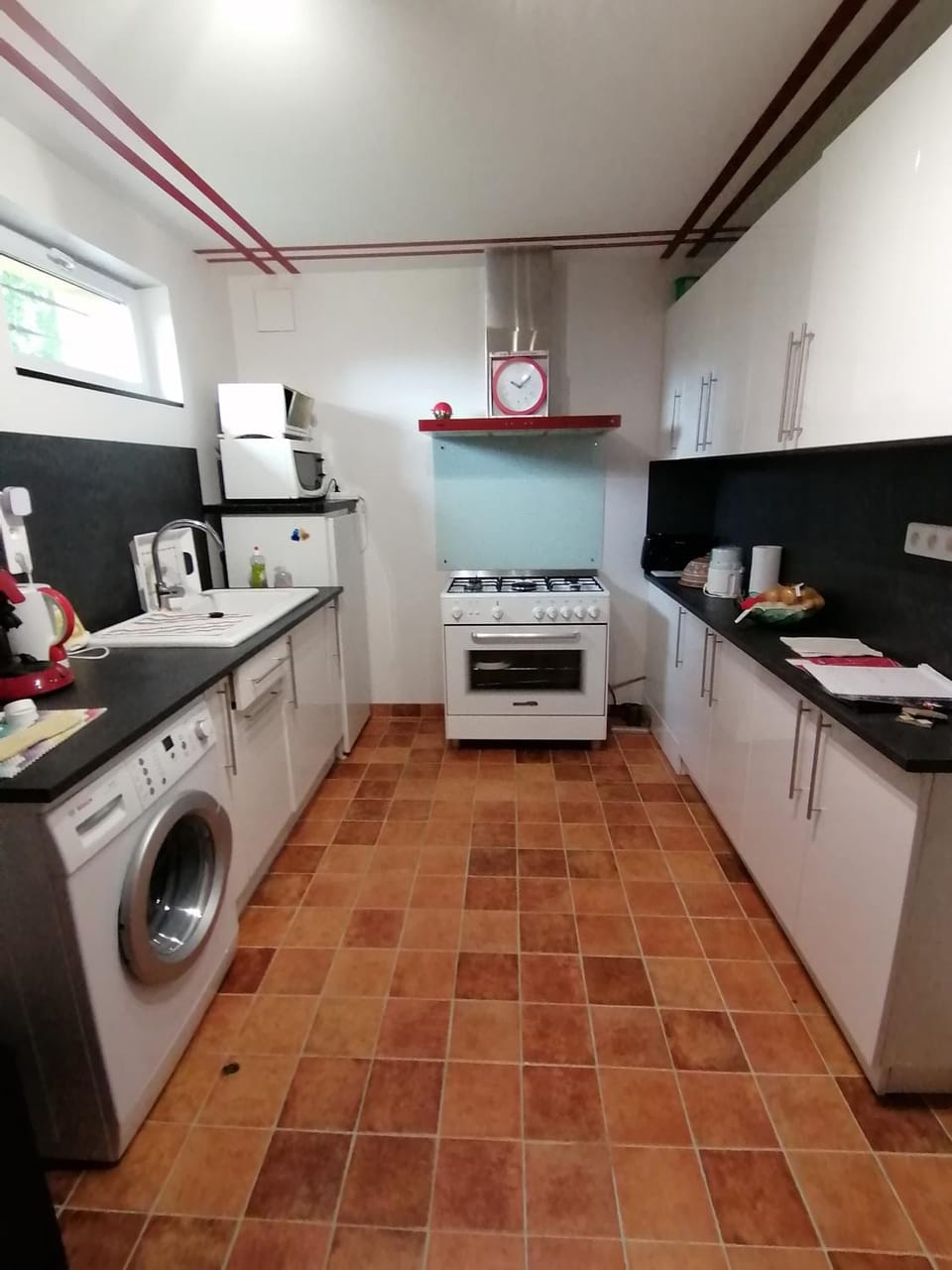 Coffee/tea facilities, Kitchen or kitchenette, dishwasher, oven, stove, toaster, washing machine