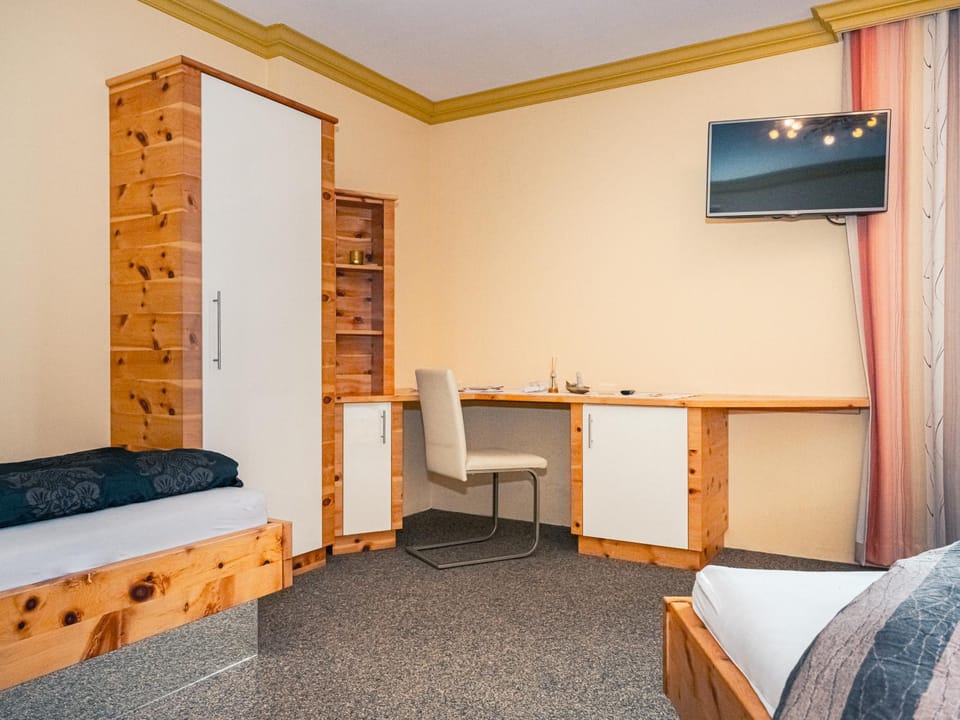 Communal lounge/ TV room, TV and multimedia, Living room, Seating area, Evening entertainment, hair dresser