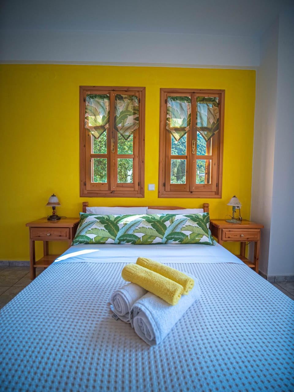 Bed, Photo of the whole room, Bedroom, towels