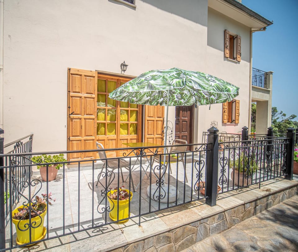Property building, Patio, Day, Balcony/Terrace