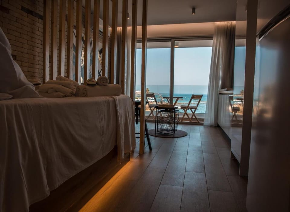 COSea Living: SeaSide Luxury Suite in Harbour 107A Apartment in Paphos