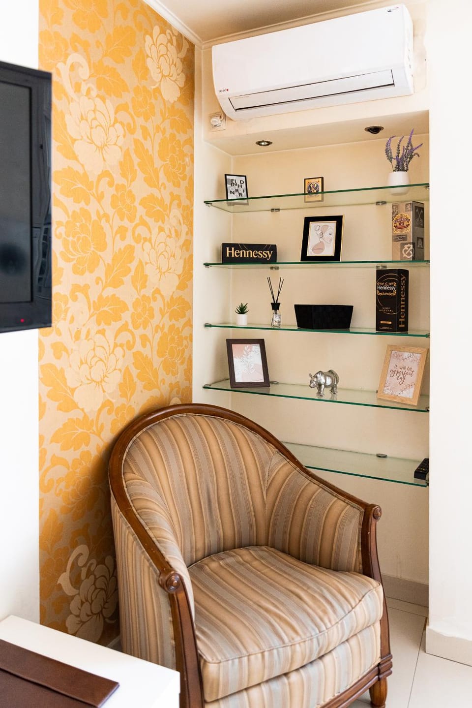 Living room, Seating area