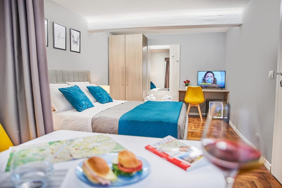 Bed, TV and multimedia, Photo of the whole room, Evening entertainment, Bedroom
