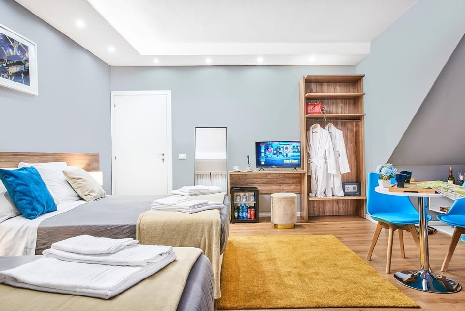 Bed, Living room, Photo of the whole room, Bedroom