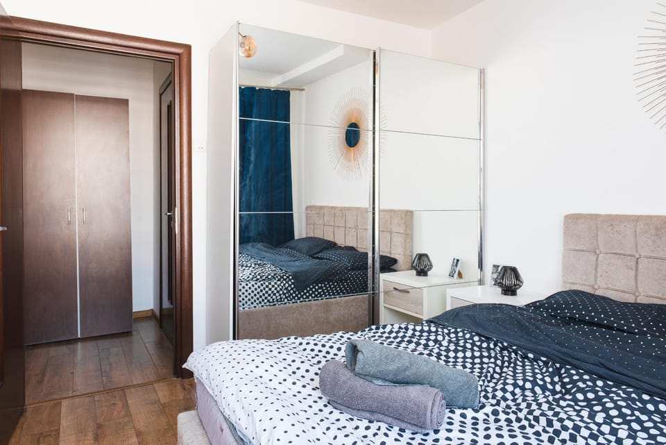 Bed, Seating area, Bedroom, wardrobe