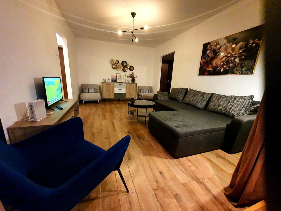 TV and multimedia, Living room, Seating area, Evening entertainment