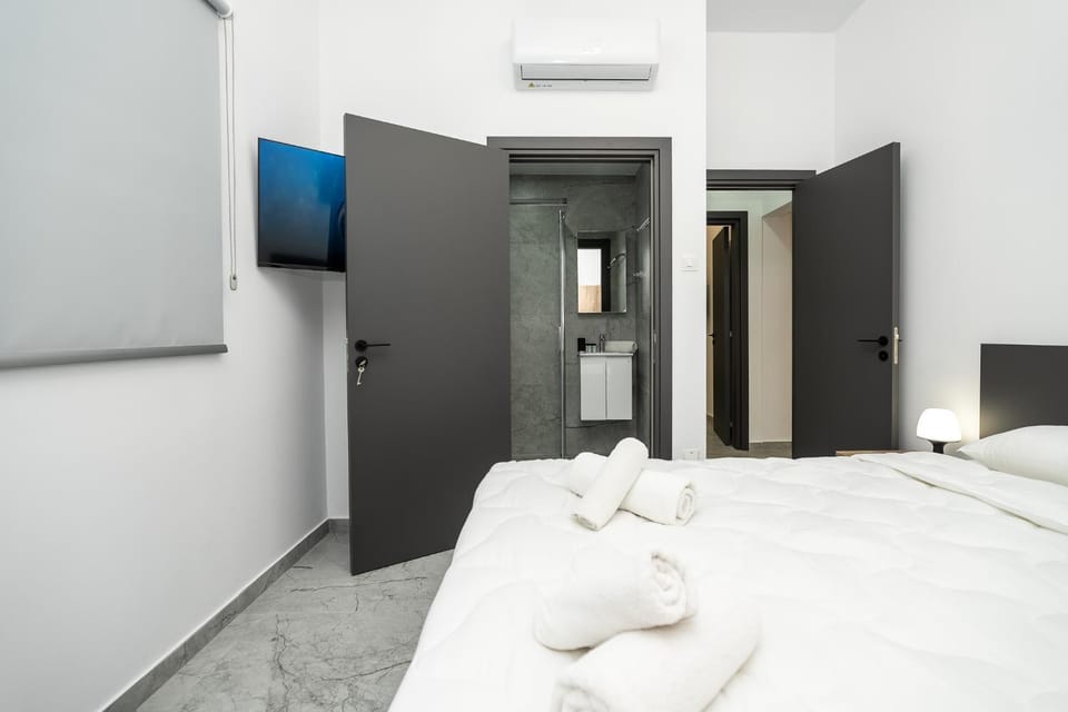 Bed, TV and multimedia, Bedroom, towels, air conditioner