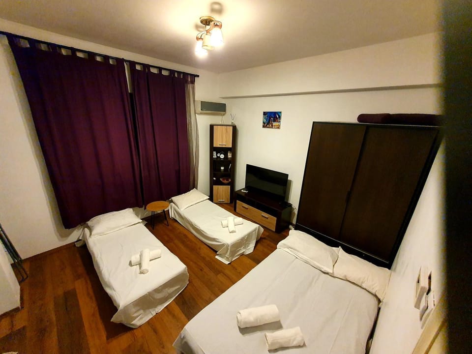Bed, Living room, Seating area, towels