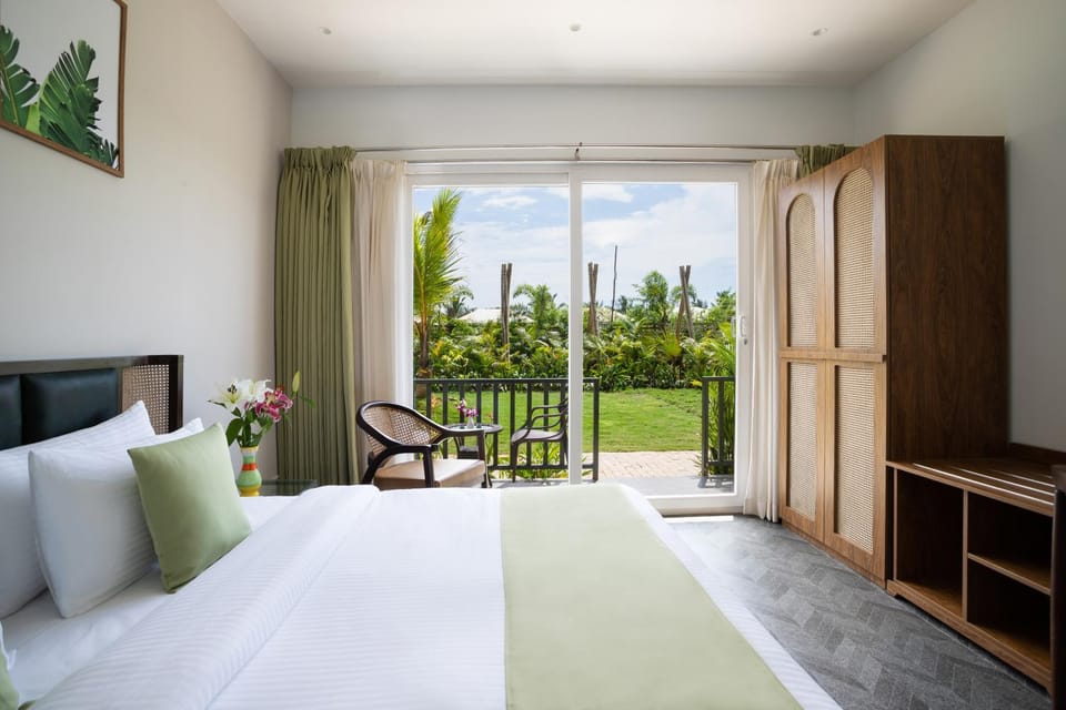 Bed, Photo of the whole room, Bedroom, Garden view