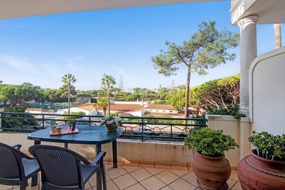 Property building, Balcony/Terrace, Living room
