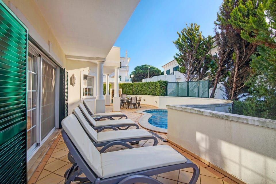 Property building, Balcony/Terrace, Living room