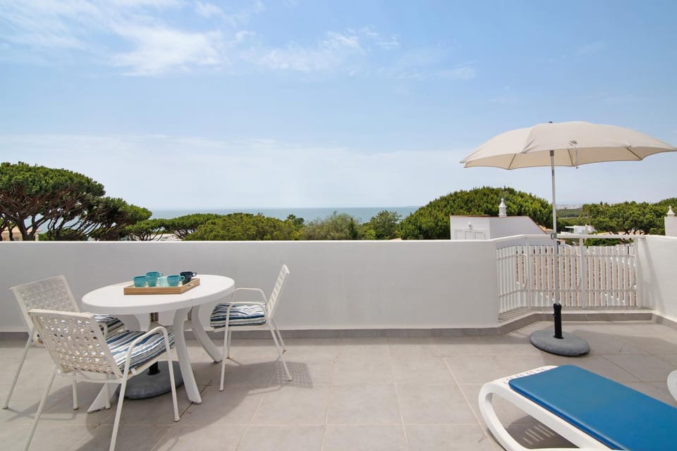 Property building, Balcony/Terrace, Living room