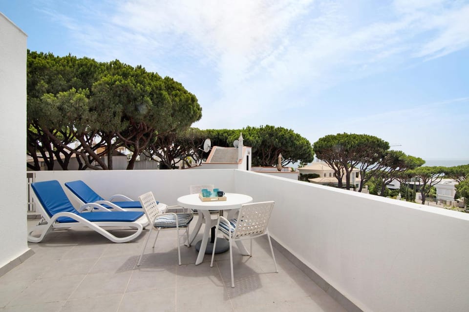 Property building, Balcony/Terrace, Living room