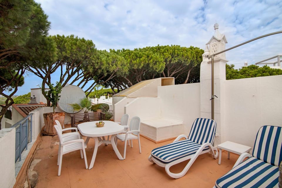 Property building, Balcony/Terrace, Living room
