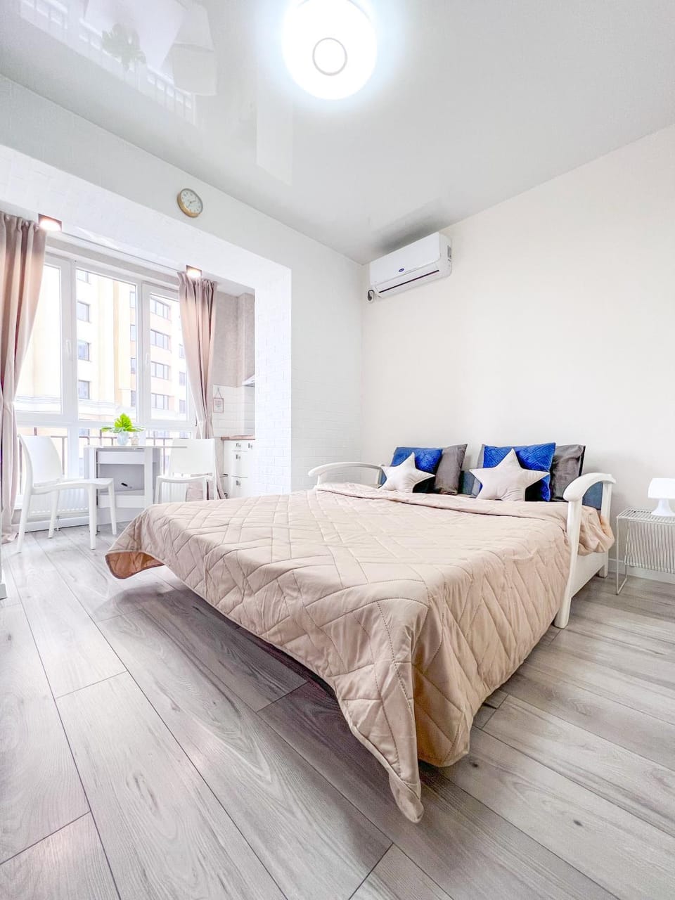 Bed, Living room, Photo of the whole room, Seating area, Bedroom, air conditioner