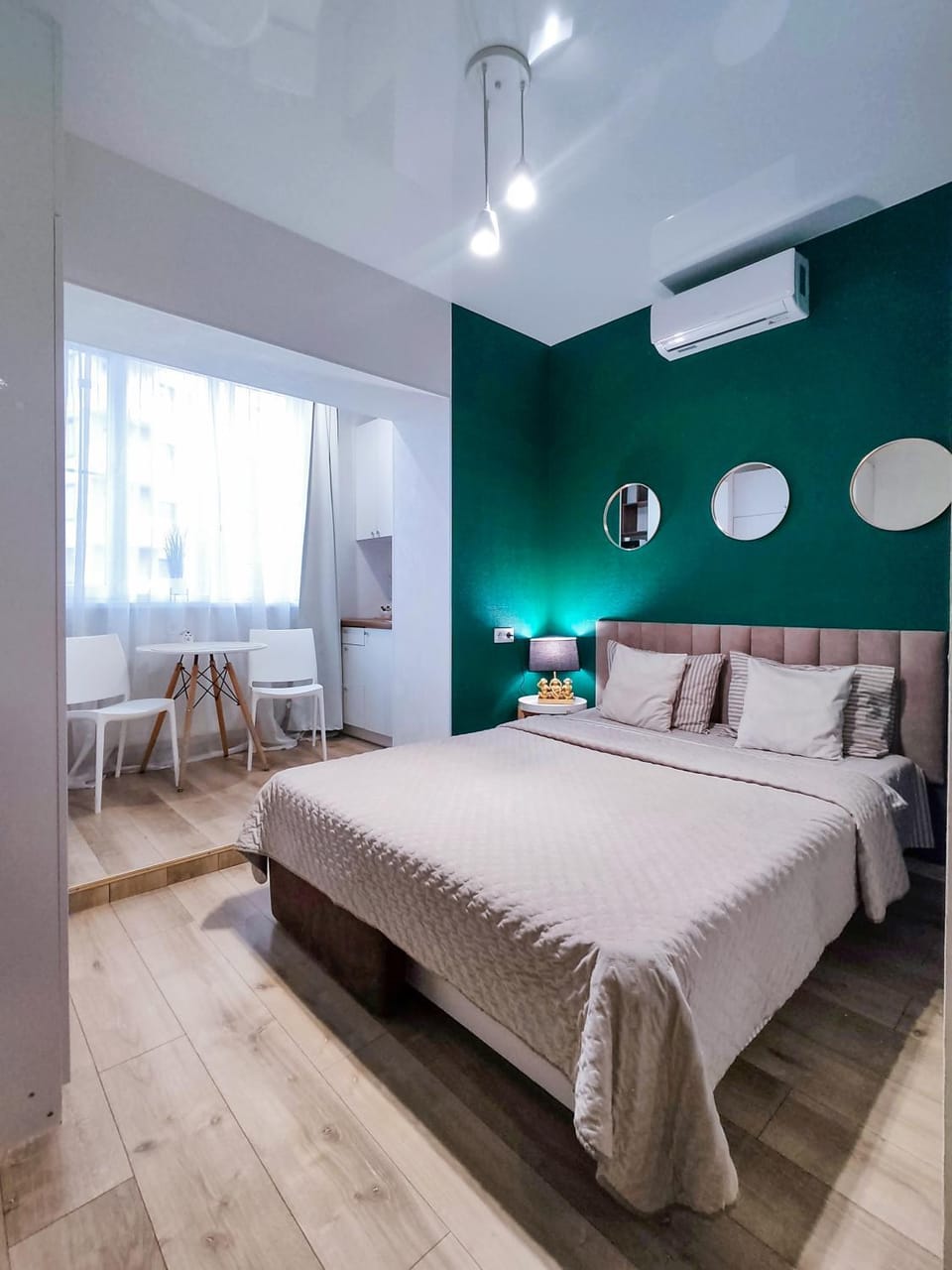 Bed, Seating area, Bedroom, air conditioner