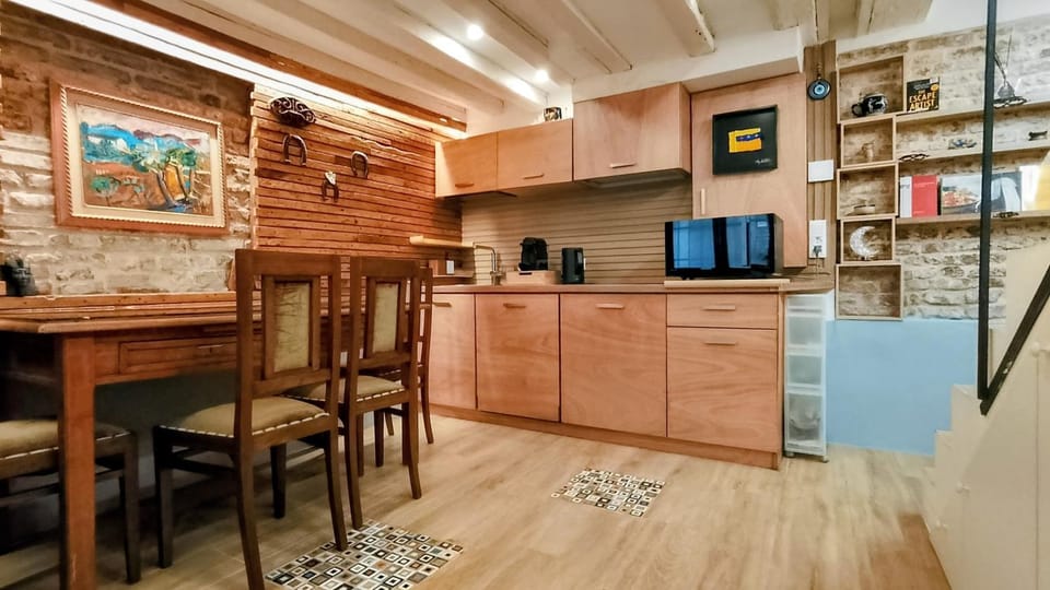 Kitchen or kitchenette, Dining area