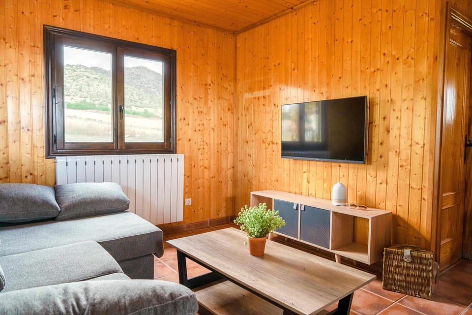 Communal lounge/ TV room, Spring, Day, Natural landscape, Summer, TV and multimedia, Living room, Decorative detail, Garden view, Mountain view, Entertainment