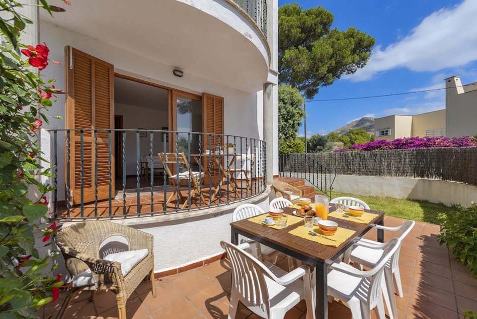 Property building, Patio, Spring, Day, Garden, View (from property/room), Balcony/Terrace, Living room, Food and drinks, Seating area, Dining area, Food, Garden view, Drinks