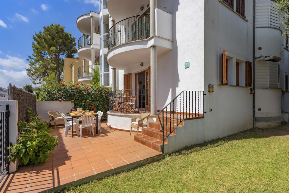 Property building, Patio, Spring, Day, Garden, View (from property/room), Balcony/Terrace, Dining area, Garden view