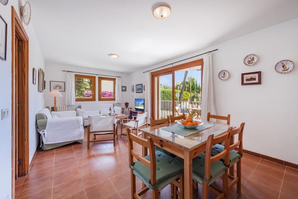 Bed, Living room, Photo of the whole room, Seating area, Dining area, Bedroom