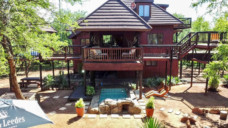 Property building, Day, Garden, Pool view, Swimming pool
