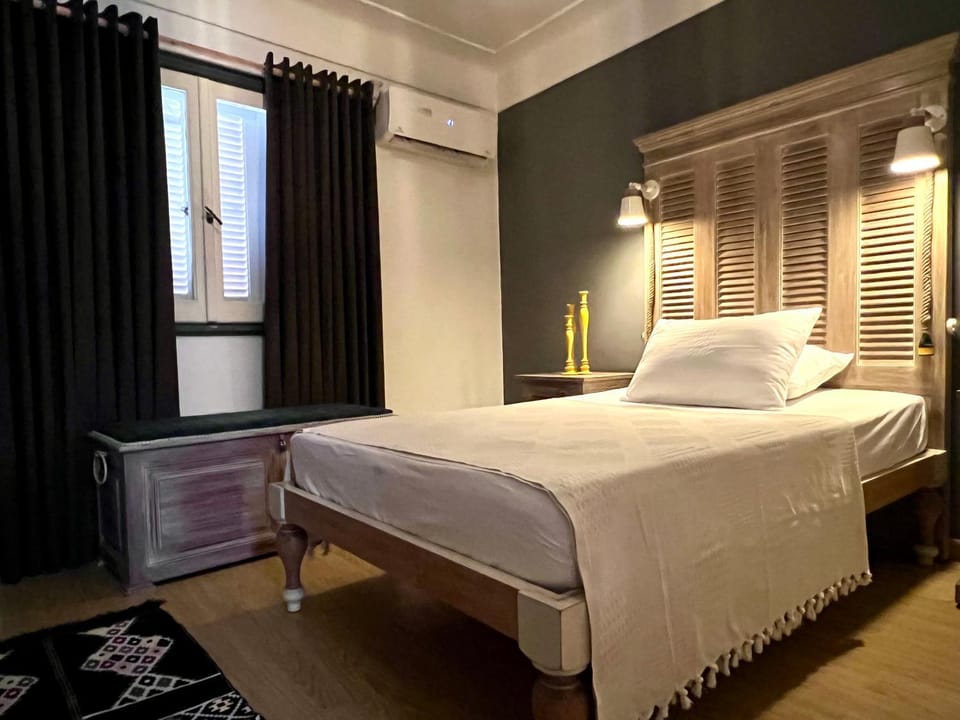 Bed, Photo of the whole room, Bedroom, air conditioner