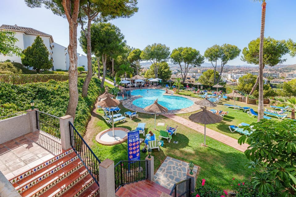 Swimming pool, sunbed