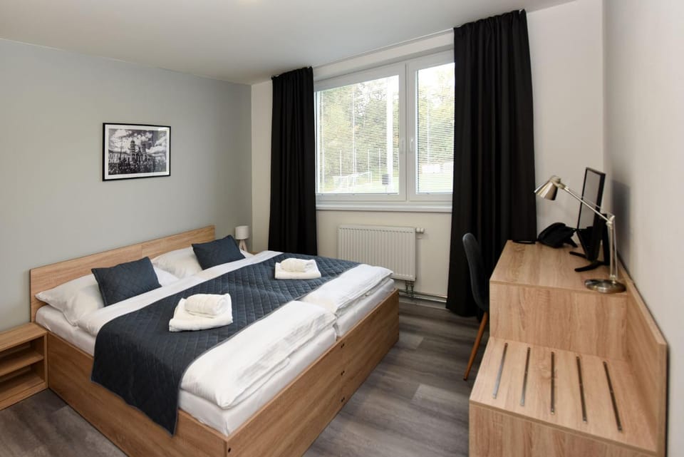 Bed, TV and multimedia, Bedroom