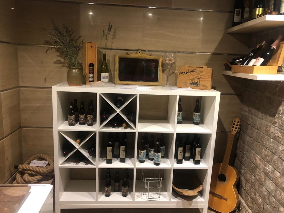 On-site shops, Lounge or bar