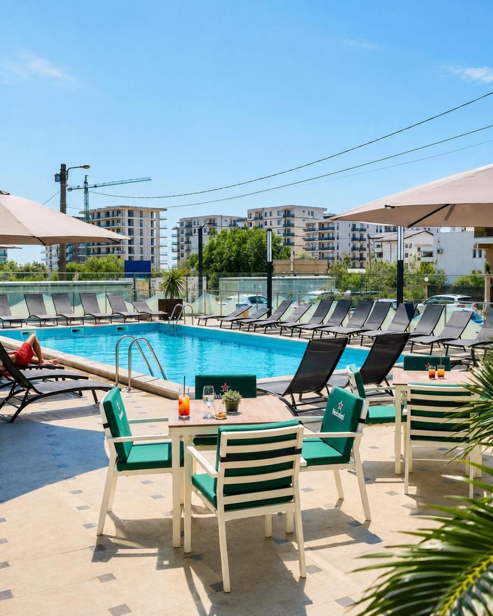 Pool view, Swimming pool, sunbed