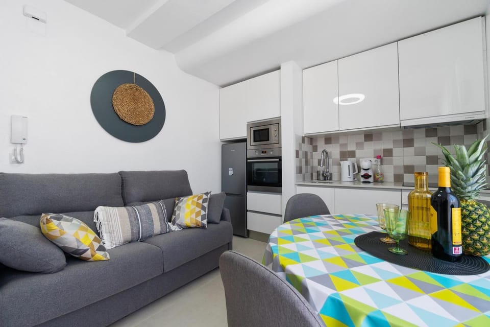Kitchen or kitchenette, Living room, Seating area, Dining area, minibar, oven, pet friendly, stove