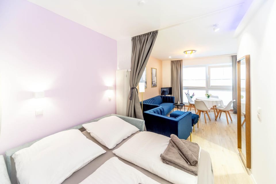 Bed, Photo of the whole room, Seating area, Dining area