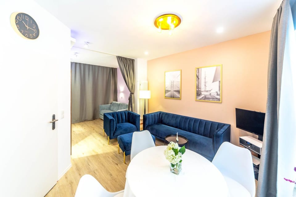 Communal lounge/ TV room, TV and multimedia, Photo of the whole room, Seating area