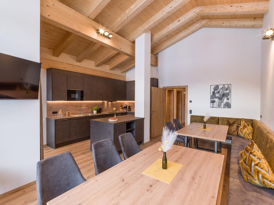 Dining area, kitchen