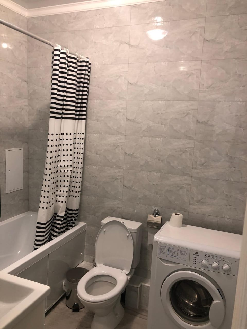 Shower, Toilet, Bathroom, towels, washing machine