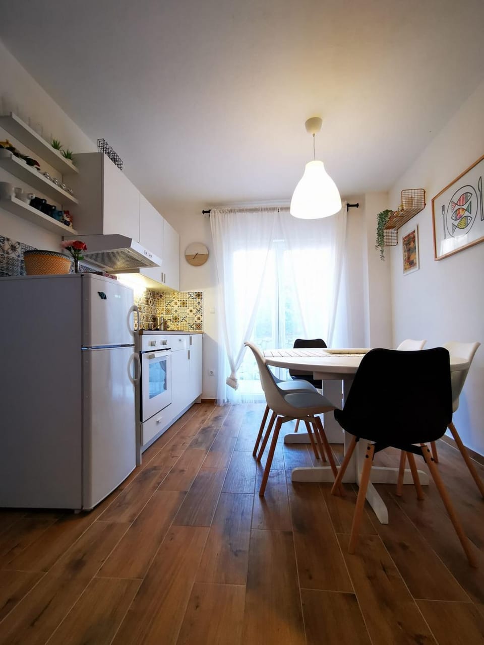 Kitchen or kitchenette, Seating area, Dining area