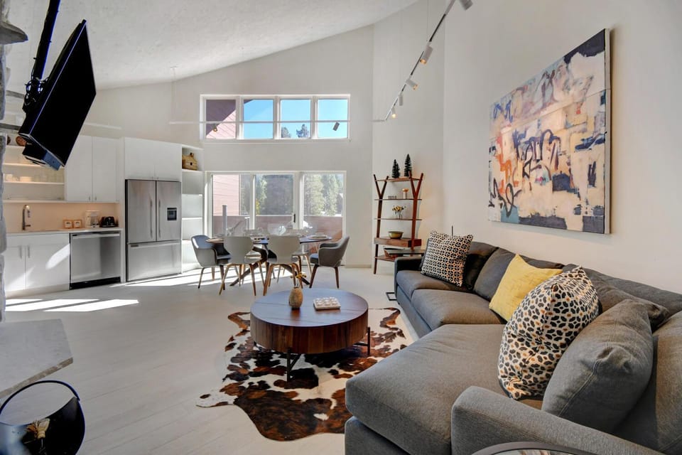 Kitchen or kitchenette, Living room, Dining area