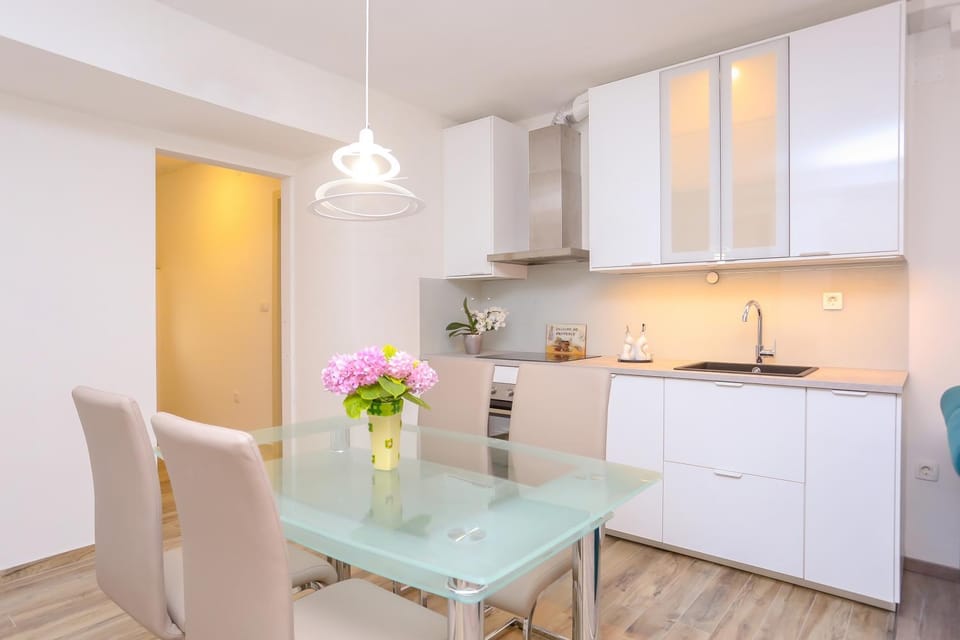 Kitchen or kitchenette, Dining area